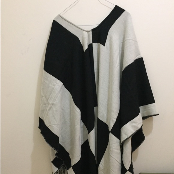 Love & Lore black and white cape wrap - Picture 2 of 6
